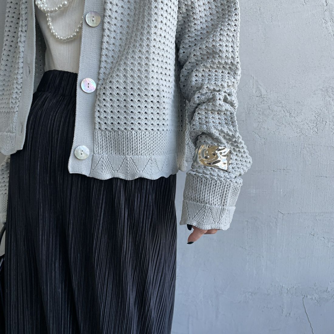 Maison de L'allure [メゾン ドゥ ラリュール] 襟付きメッシュニットプルオーバー [M24141012] 05 L.GRAY &&モデル身長：150cm 着用サイズ：F&&