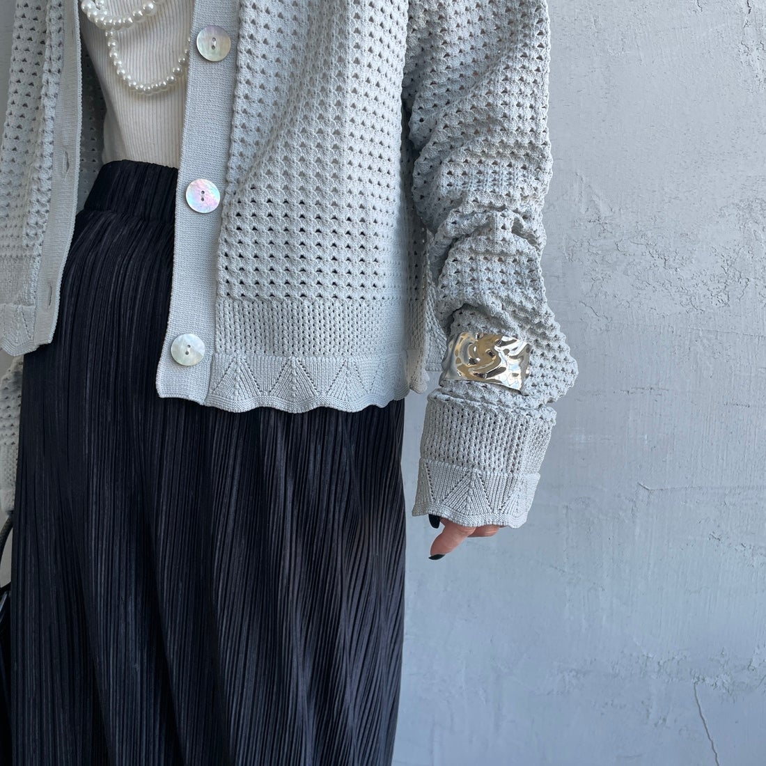 Maison de L'allure [メゾン ドゥ ラリュール] 襟付きメッシュニットプルオーバー [M24141012] 05 L.GRAY &&モデル身長：150cm 着用サイズ：F&&