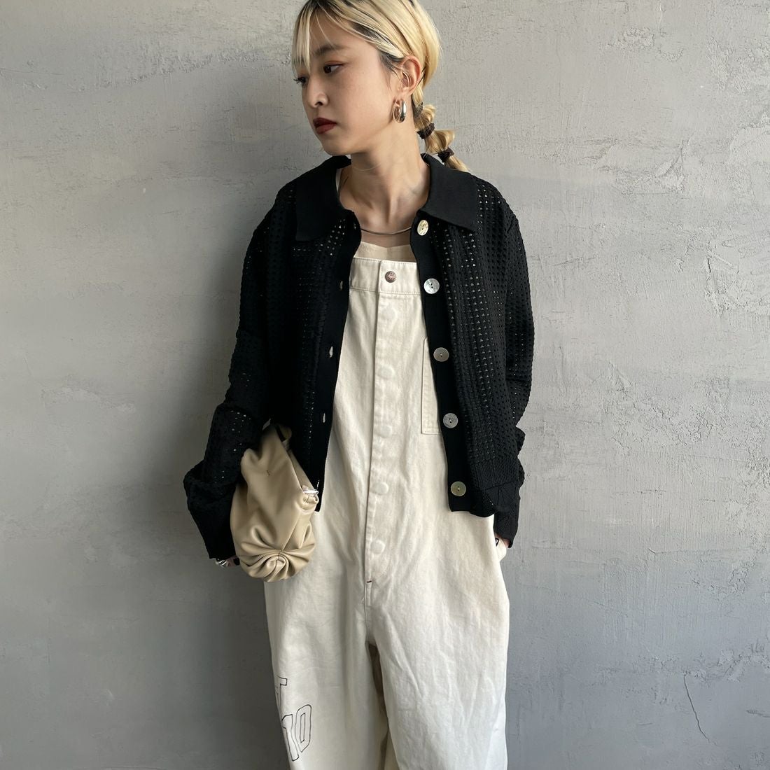 Maison de L'allure [メゾン ドゥ ラリュール] 襟付きメッシュニットプルオーバー [M24141012] 09 BLACK &&モデル身長：150cm 着用サイズ：F&&