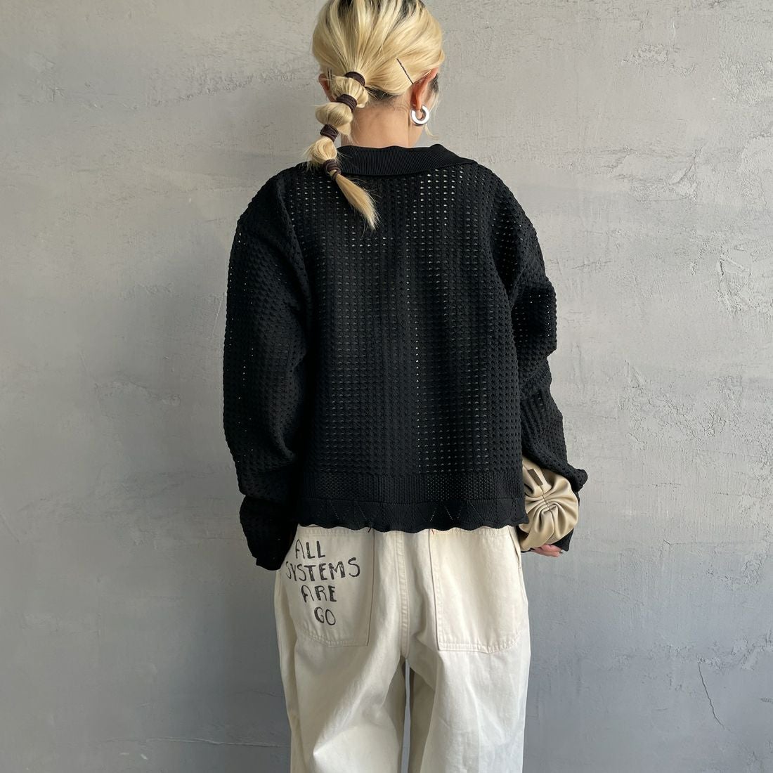 Maison de L'allure [メゾン ドゥ ラリュール] 襟付きメッシュニットプルオーバー [M24141012] 09 BLACK &&モデル身長：150cm 着用サイズ：F&&