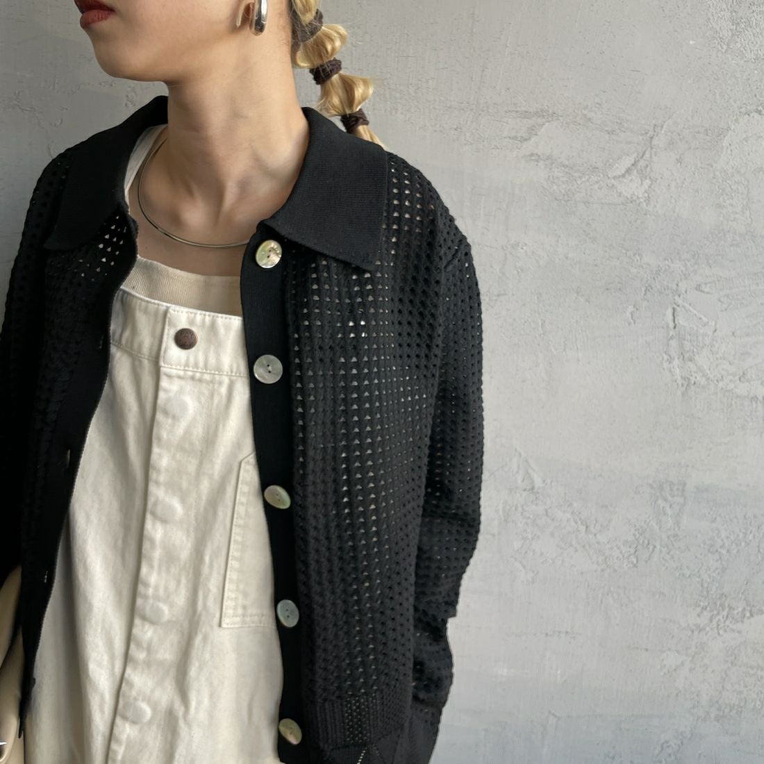 Maison de L'allure [メゾン ドゥ ラリュール] 襟付きメッシュニットプルオーバー [M24141012] 09 BLACK &&モデル身長：150cm 着用サイズ：F&&