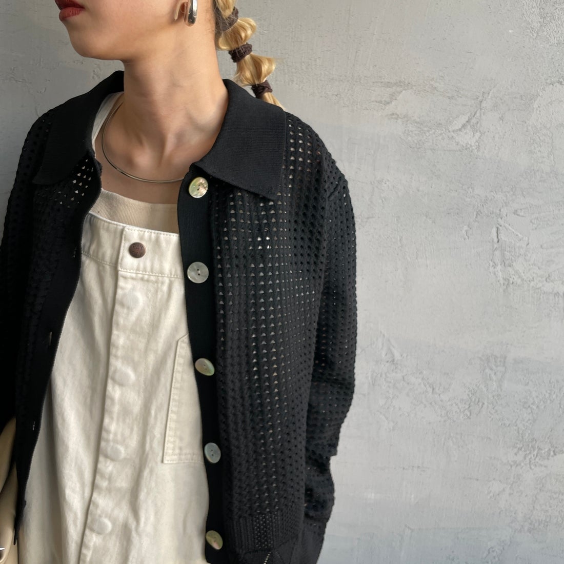 Maison de L'allure [メゾン ドゥ ラリュール] 襟付きメッシュニットプルオーバー [M24141012] 09 BLACK &&モデル身長：150cm 着用サイズ：F&&