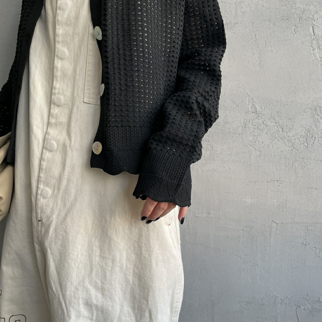 Maison de L'allure [メゾン ドゥ ラリュール] 襟付きメッシュニットプルオーバー [M24141012] 09 BLACK &&モデル身長：150cm 着用サイズ：F&&