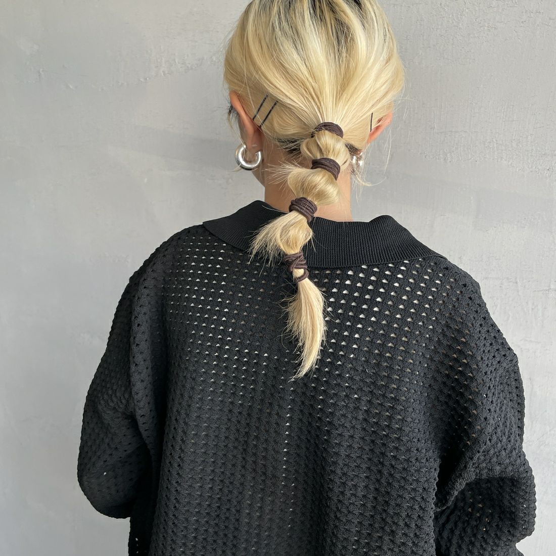 Maison de L'allure [メゾン ドゥ ラリュール] 襟付きメッシュニットプルオーバー [M24141012] 09 BLACK &&モデル身長：150cm 着用サイズ：F&&