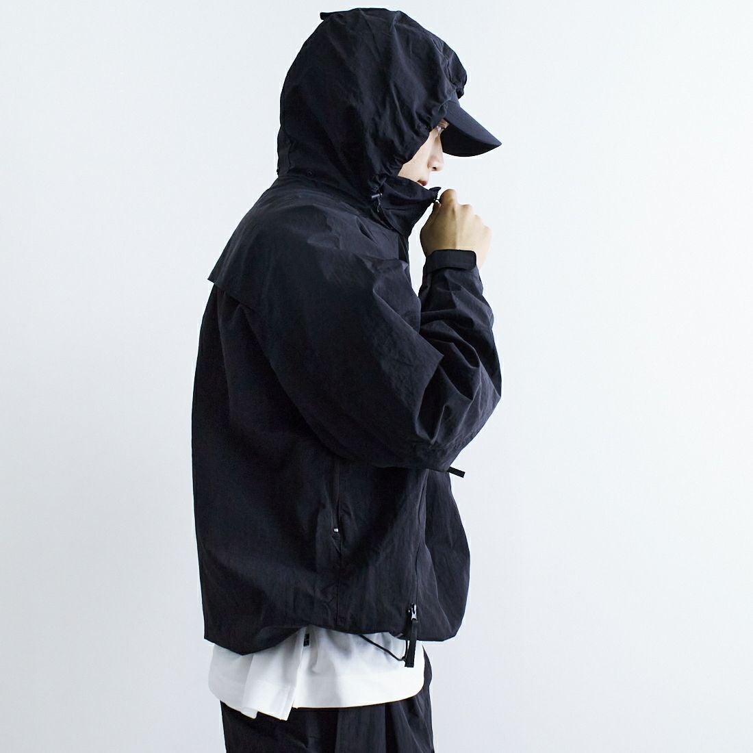 +phenix [プラスフェニックス] 別注 LEVEL7 ライトナイロンジャケット [POO-25023IN-JF] BLACK &&モデル身長：179cm 着用サイズ：L&&