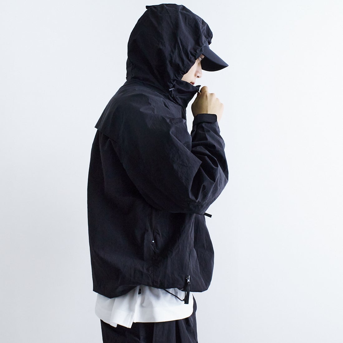 +phenix [プラスフェニックス] 別注 LEVEL7 ライトナイロンジャケット [POO-25023IN-JF] BLACK &&モデル身長：179cm 着用サイズ：L&&