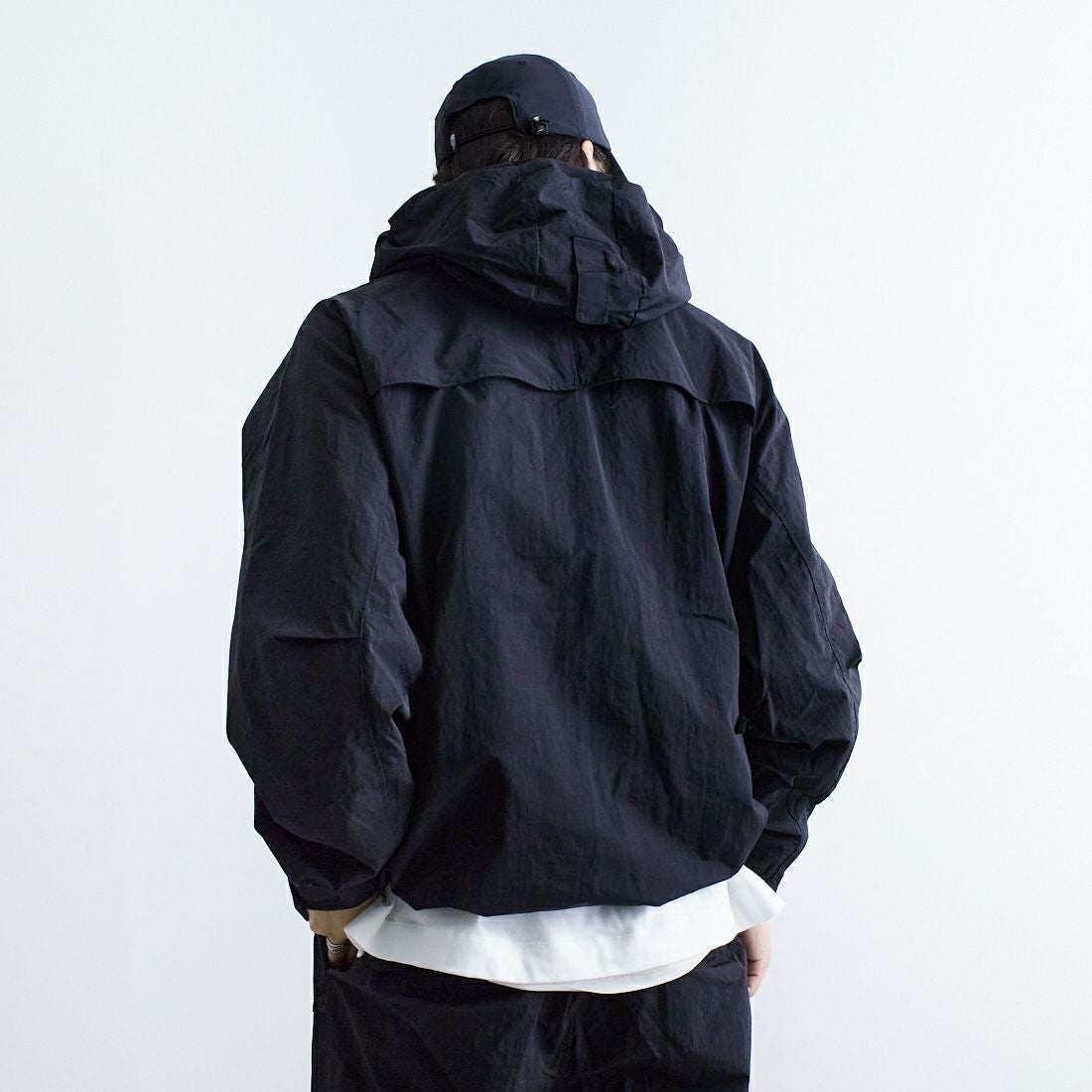 +phenix [プラスフェニックス] 別注 LEVEL7 ライトナイロンジャケット [POO-25023IN-JF] BLACK &&モデル身長：179cm 着用サイズ：L&&