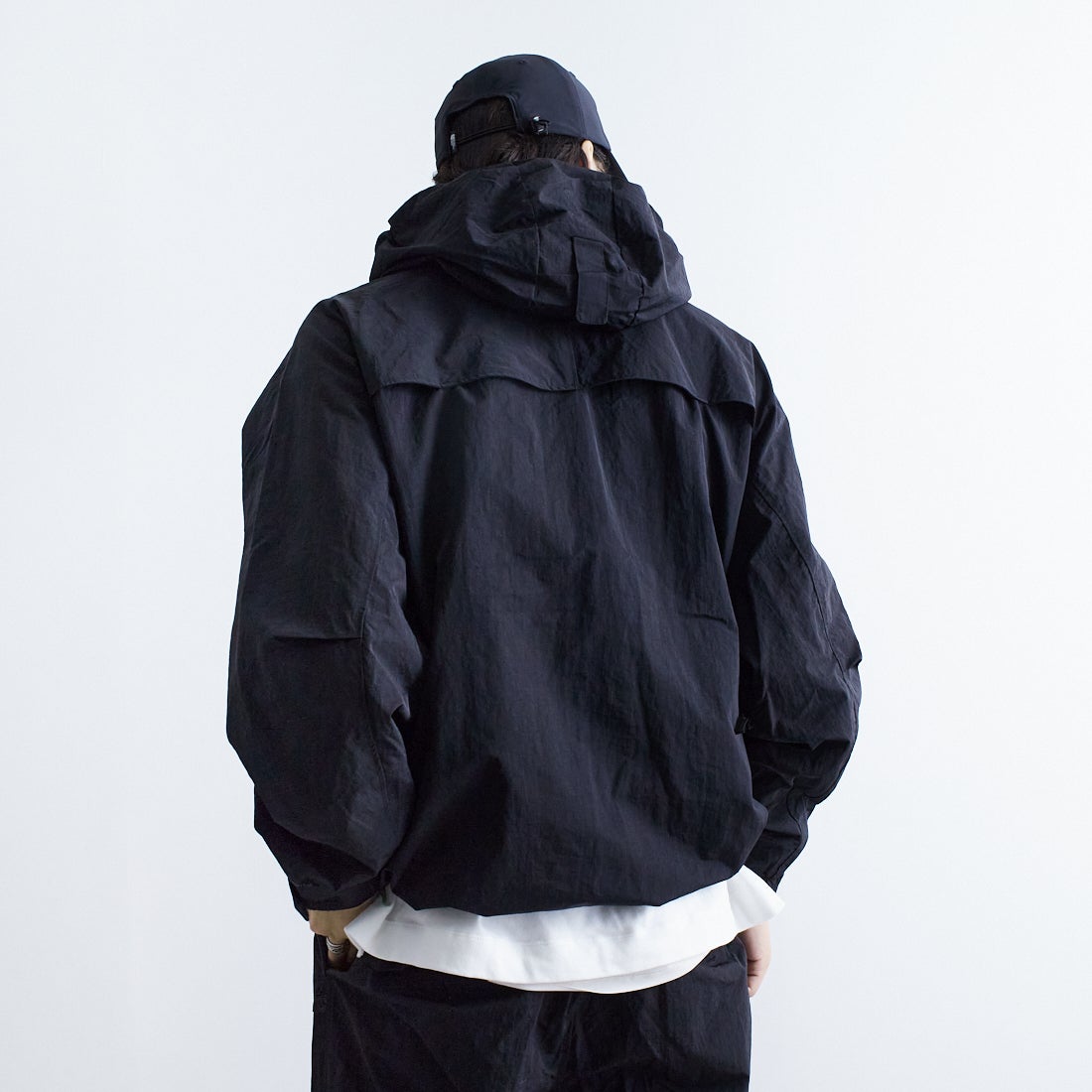 +phenix [プラスフェニックス] 別注 LEVEL7 ライトナイロンジャケット [POO-25023IN-JF] BLACK &&モデル身長：179cm 着用サイズ：L&&