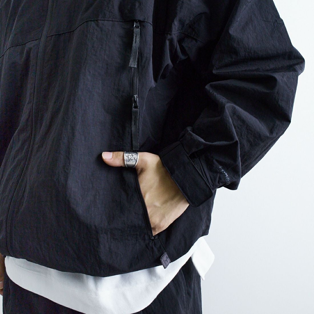 +phenix [プラスフェニックス] 別注 LEVEL7 ライトナイロンジャケット [POO-25023IN-JF] BLACK &&モデル身長：179cm 着用サイズ：L&&