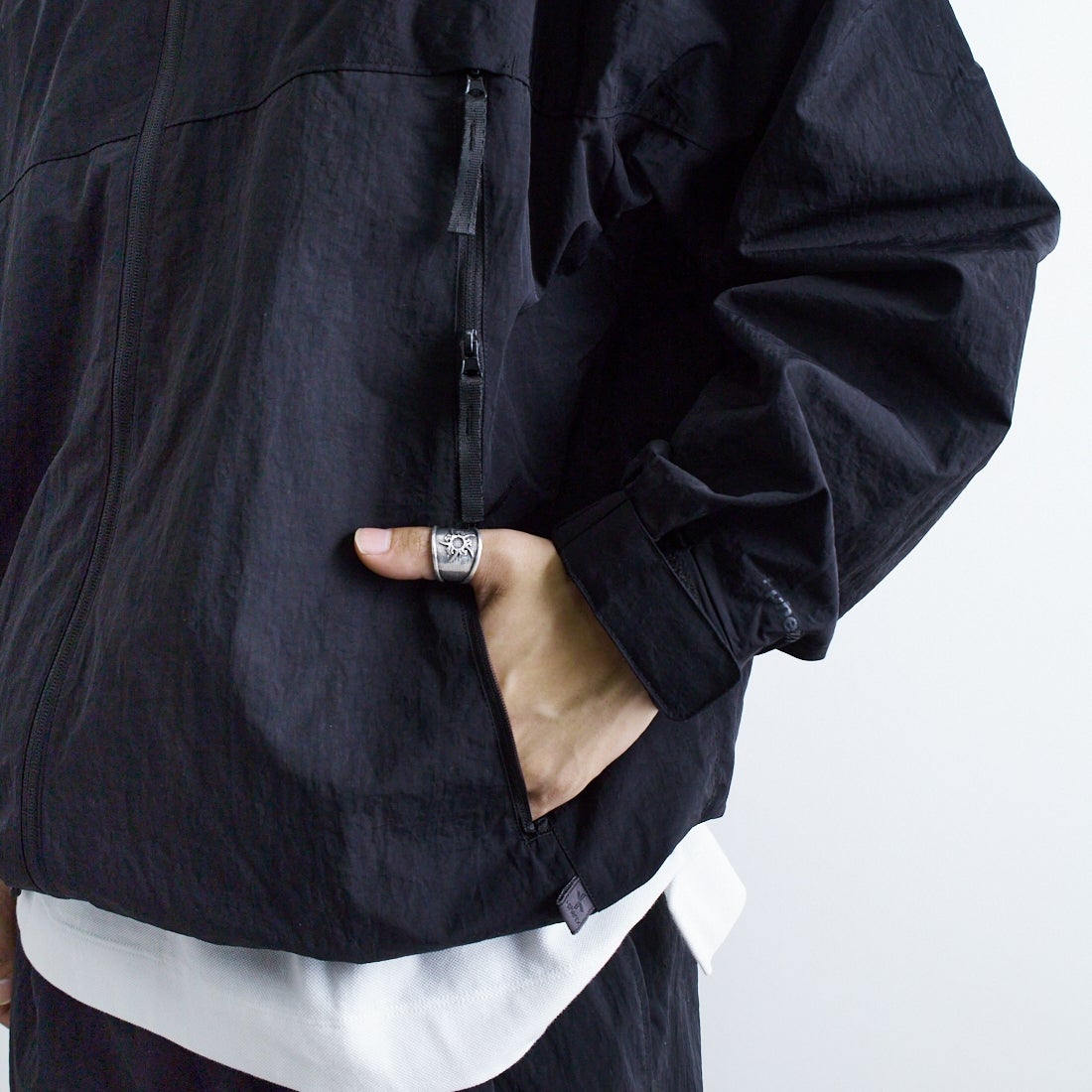 +phenix [プラスフェニックス] 別注 LEVEL7 ライトナイロンジャケット [POO-25023IN-JF] BLACK &&モデル身長：179cm 着用サイズ：L&&