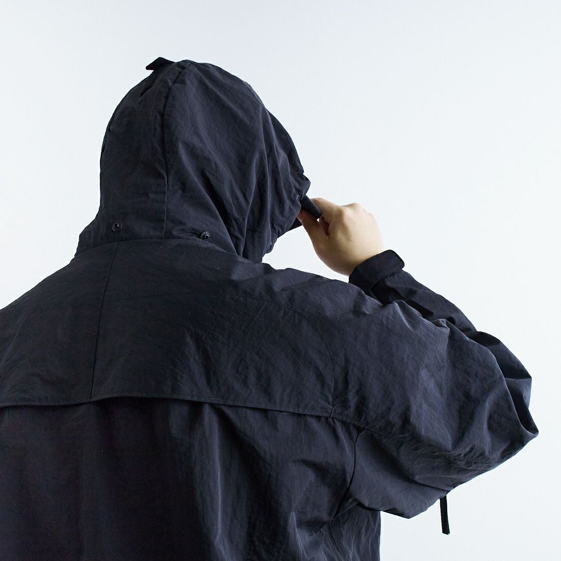 +phenix [プラスフェニックス] 別注 LEVEL7 ライトナイロンジャケット [POO-25023IN-JF] BLACK &&モデル身長：179cm 着用サイズ：L&&