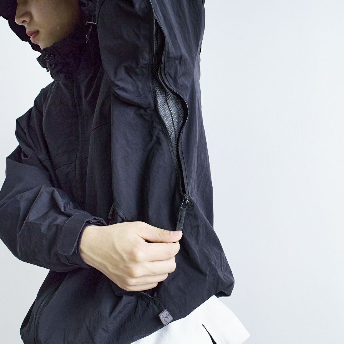 +phenix [プラスフェニックス] 別注 LEVEL7 ライトナイロンジャケット [POO-25023IN-JF] BLACK &&モデル身長：179cm 着用サイズ：L&&