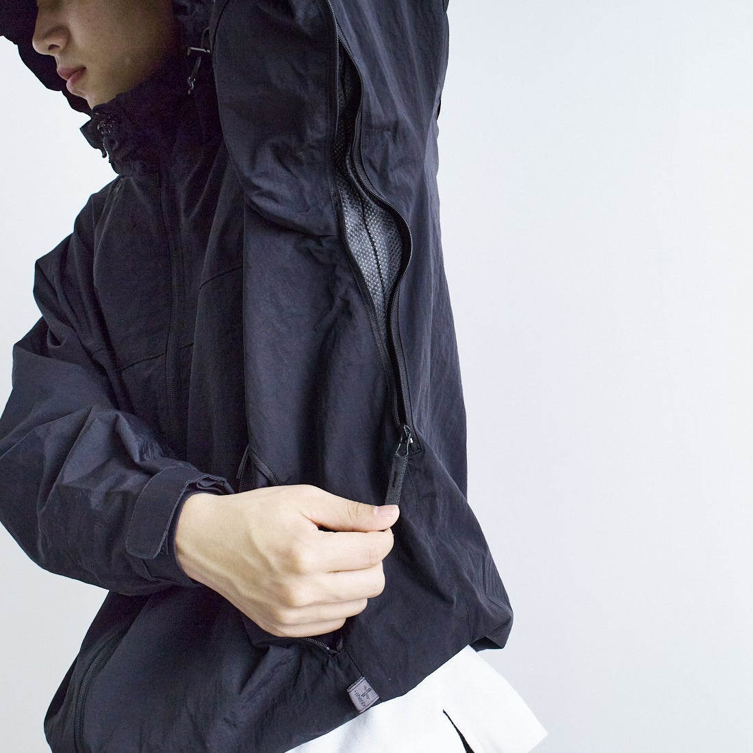 +phenix [プラスフェニックス] 別注 LEVEL7 ライトナイロンジャケット [POO-25023IN-JF] BLACK &&モデル身長：179cm 着用サイズ：L&&