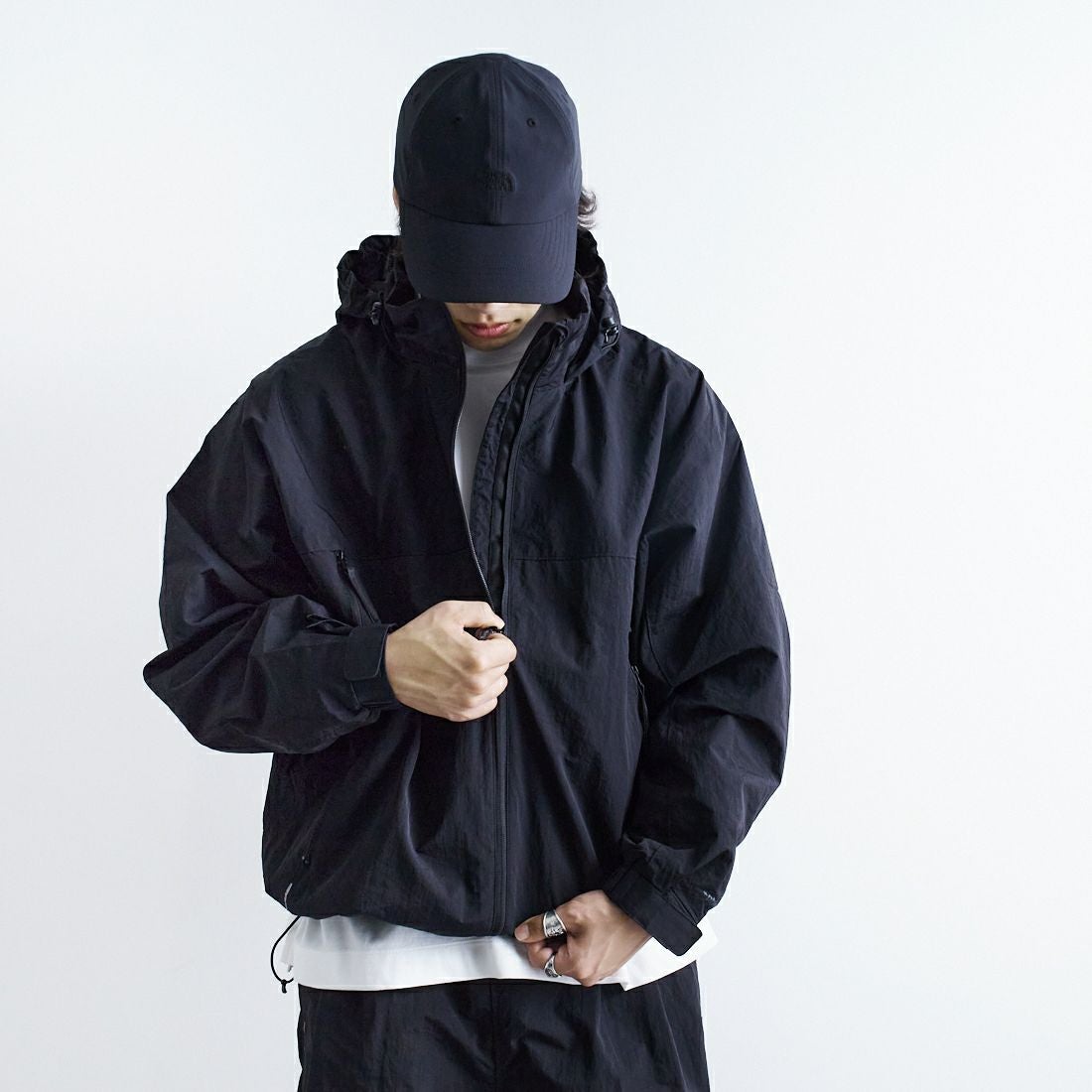 +phenix [プラスフェニックス] 別注 LEVEL7 ライトナイロンジャケット [POO-25023IN-JF] BLACK &&モデル身長：179cm 着用サイズ：L&&