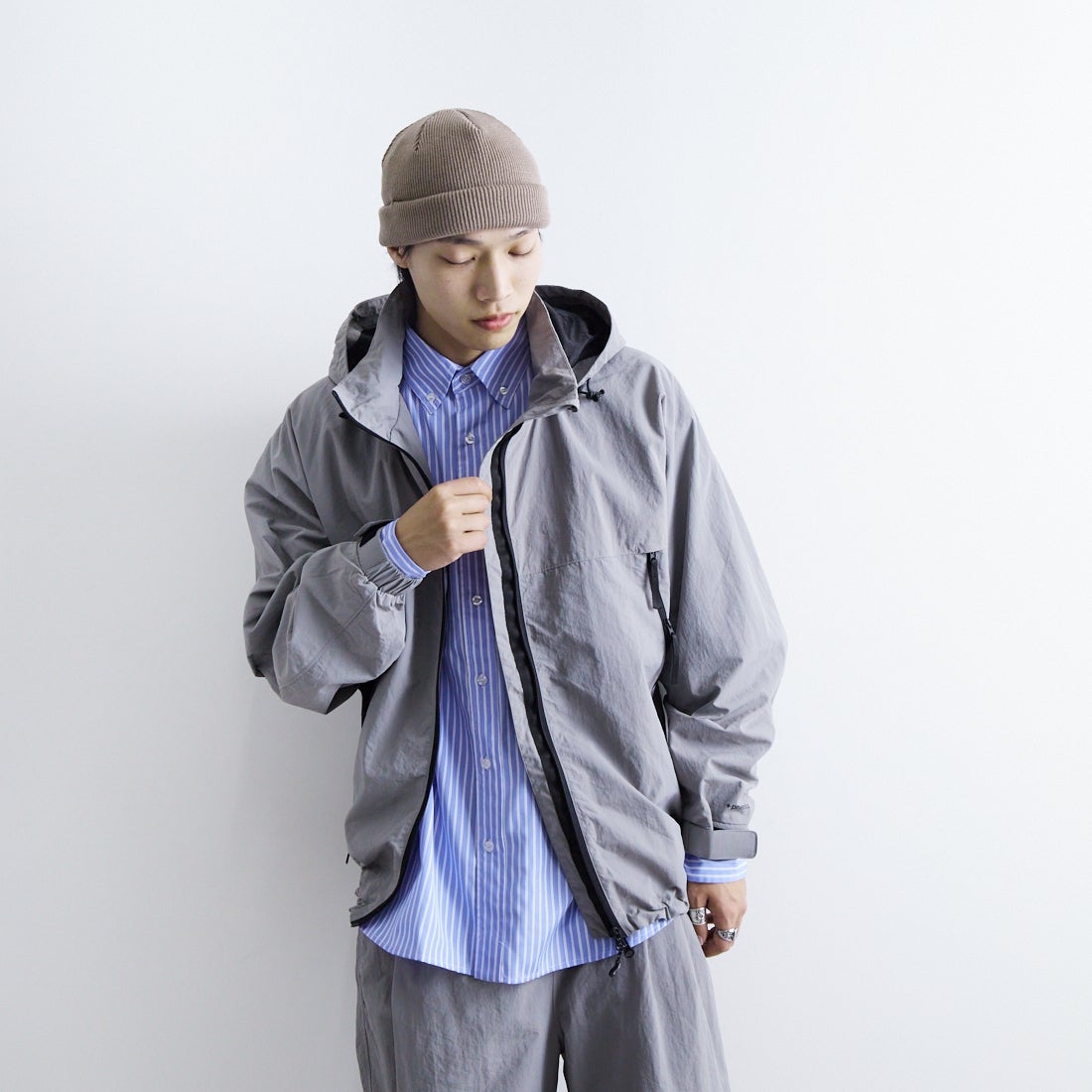phenix [プラスフェニックス] 別注 LEVEL7 ライトナイロンジャケット [POO-25023IN-JF] GRAY &&モデル身長：179cm 着用サイズ：L&&