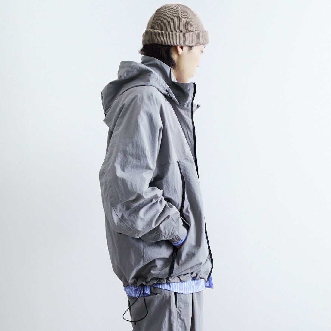 phenix [プラスフェニックス] 別注 LEVEL7 ライトナイロンジャケット [POO-25023IN-JF] GRAY &&モデル身長：179cm 着用サイズ：L&&