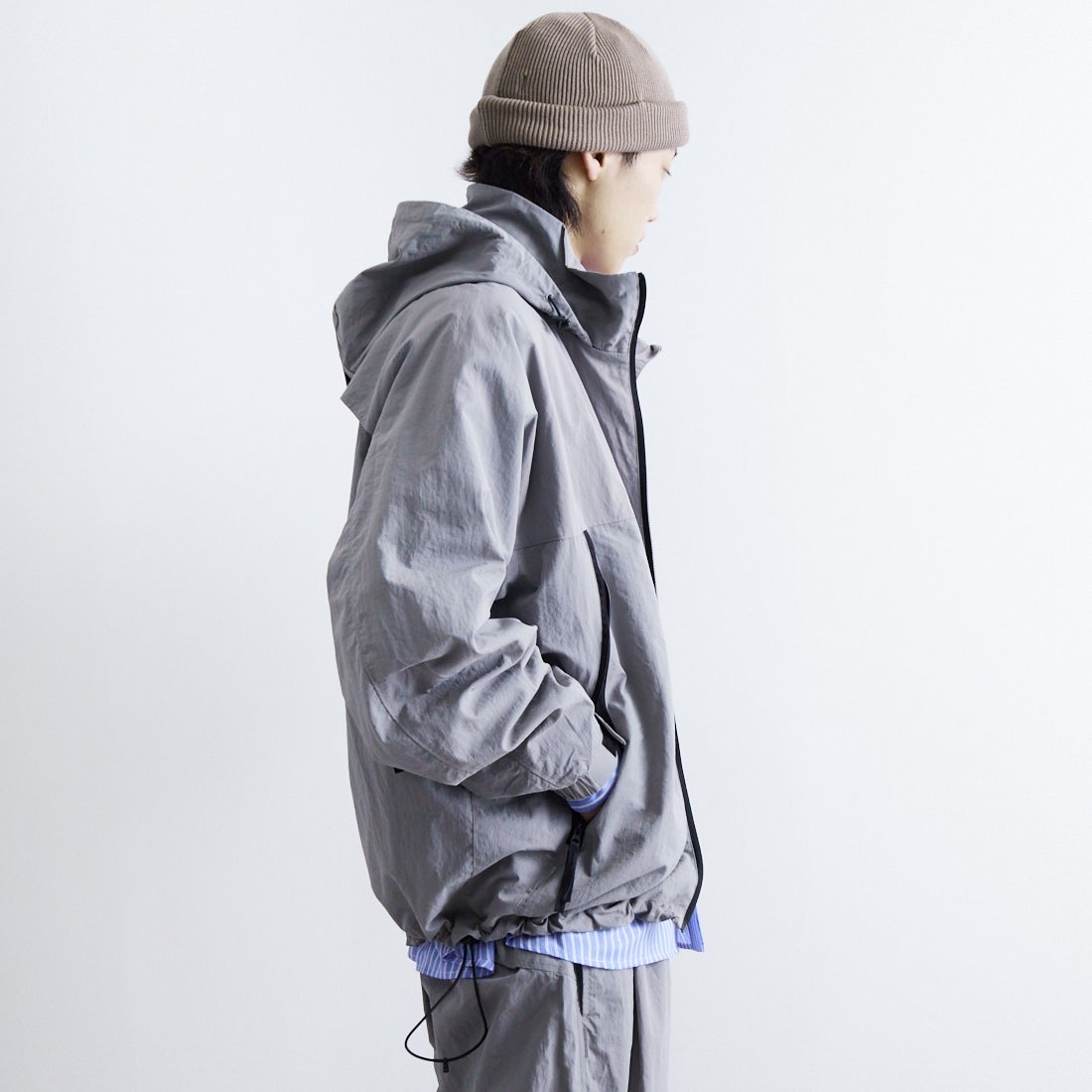 phenix [プラスフェニックス] 別注 LEVEL7 ライトナイロンジャケット [POO-25023IN-JF] GRAY &&モデル身長：179cm 着用サイズ：L&&