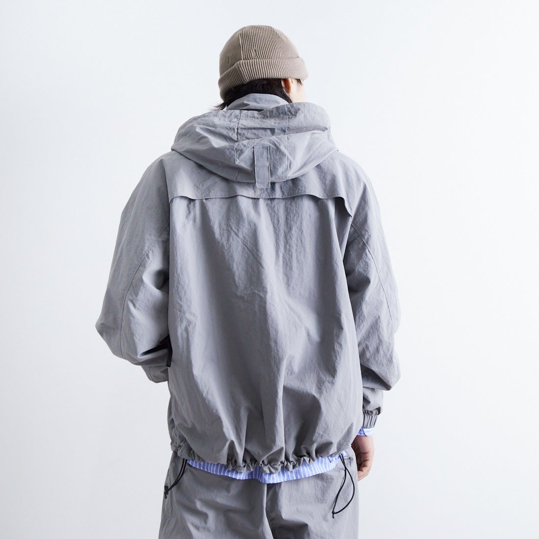 phenix [プラスフェニックス] 別注 LEVEL7 ライトナイロンジャケット [POO-25023IN-JF] GRAY &&モデル身長：179cm 着用サイズ：L&&