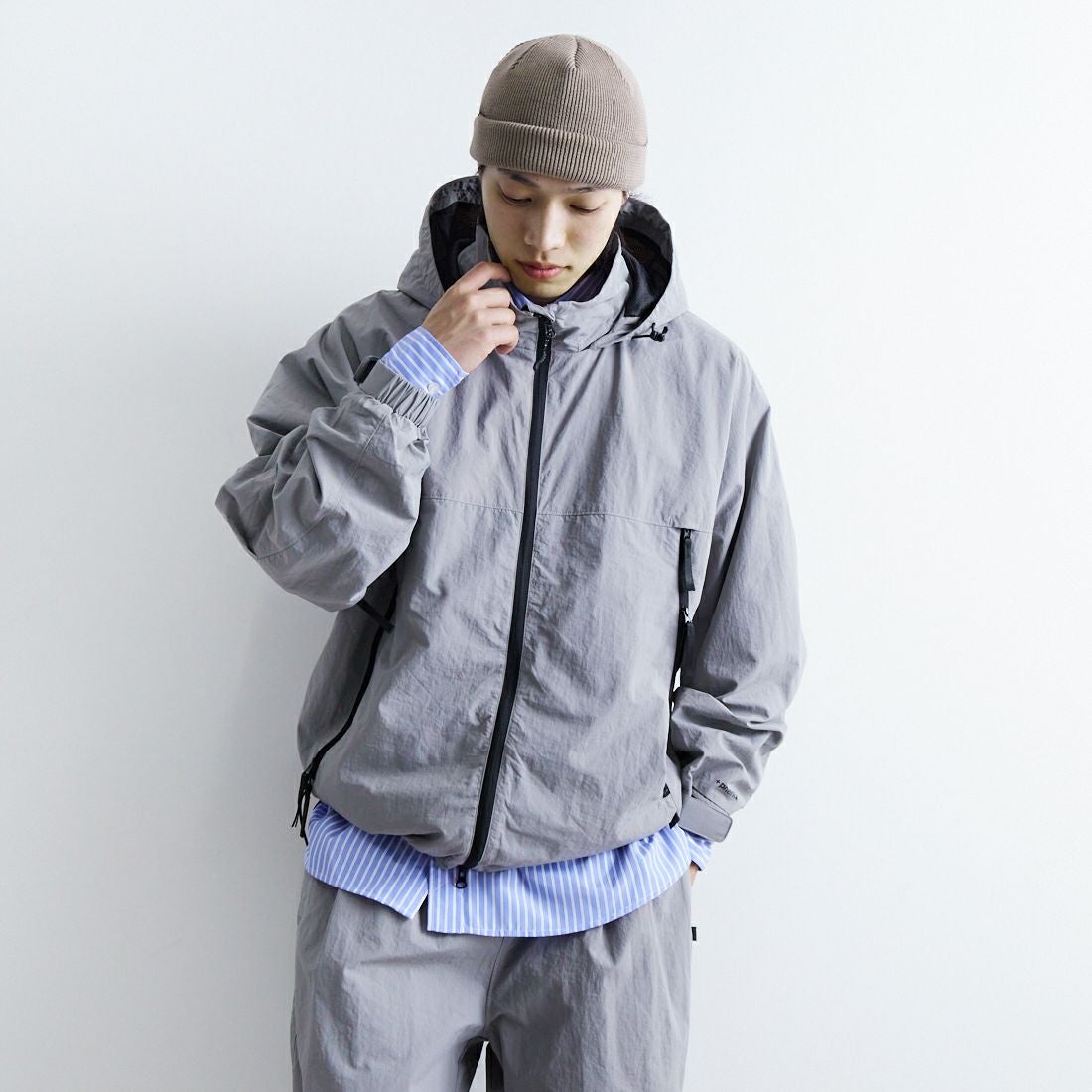 phenix [プラスフェニックス] 別注 LEVEL7 ライトナイロンジャケット [POO-25023IN-JF] GRAY &&モデル身長：179cm 着用サイズ：L&&