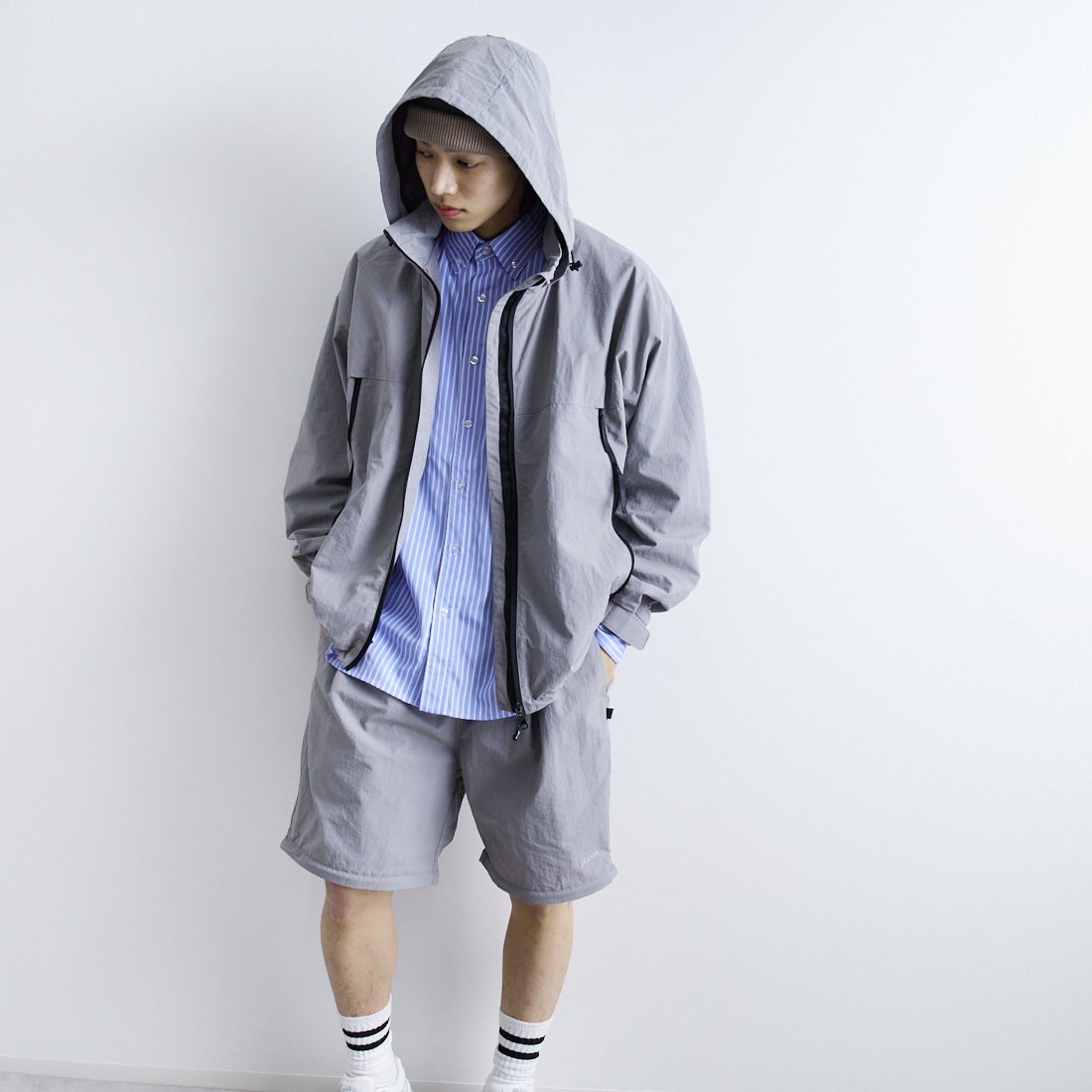 phenix [プラスフェニックス] 別注 LEVEL7 ライトナイロンジャケット [POO-25023IN-JF] GRAY &&モデル身長：179cm 着用サイズ：L&&