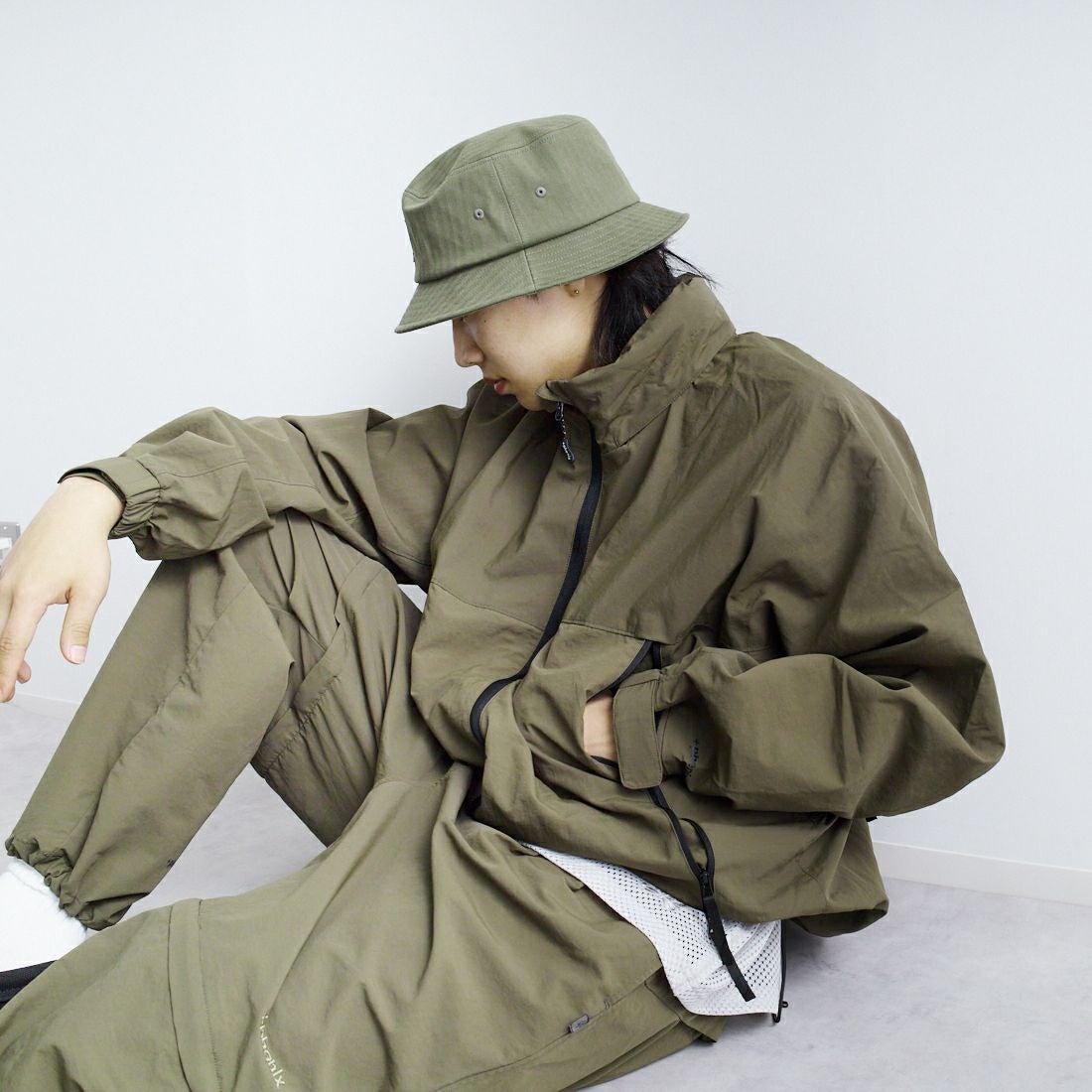 +phenix [プラスフェニックス] 別注 LEVEL7 ライトナイロンジャケット [POO-25023IN-JF] OLIVE &&モデル身長：179cm 着用サイズ：L&&