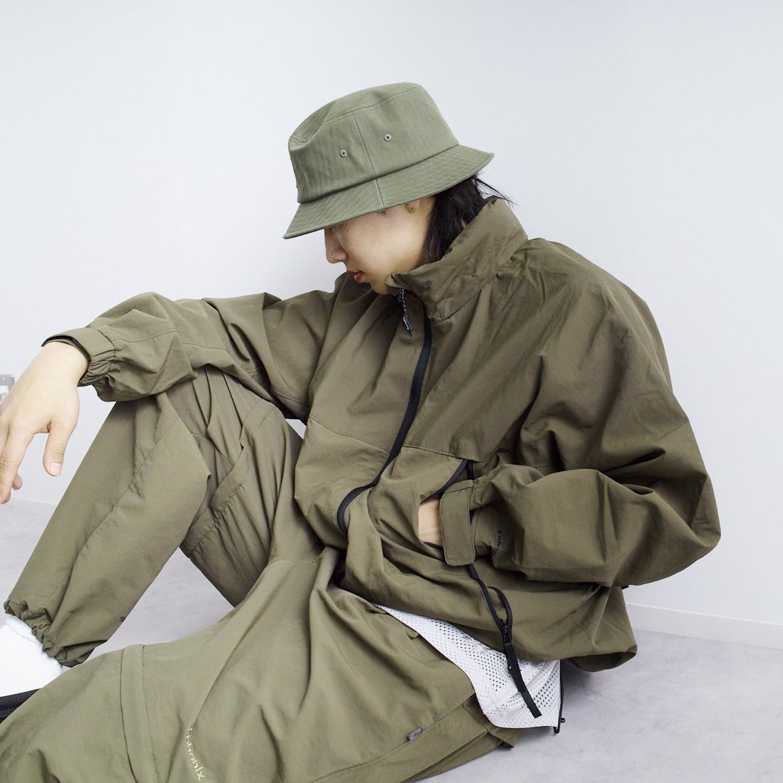 +phenix [プラスフェニックス] 別注 LEVEL7 ライトナイロンジャケット [POO-25023IN-JF] OLIVE &&モデル身長：179cm 着用サイズ：L&&