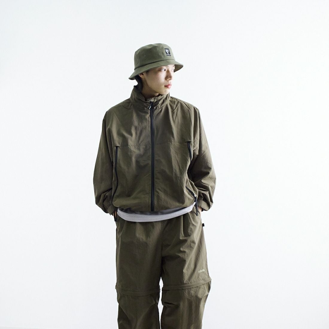 +phenix [プラスフェニックス] 別注 LEVEL7 ライトナイロンジャケット [POO-25023IN-JF] OLIVE &&モデル身長：179cm 着用サイズ：L&&