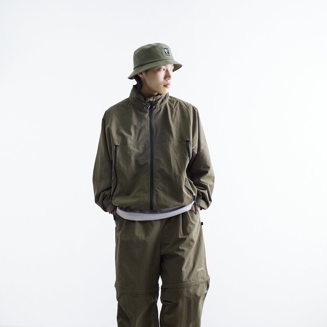 +phenix [プラスフェニックス] 別注 LEVEL7 ライトナイロンジャケット [POO-25023IN-JF] OLIVE &&モデル身長：179cm 着用サイズ：L&&