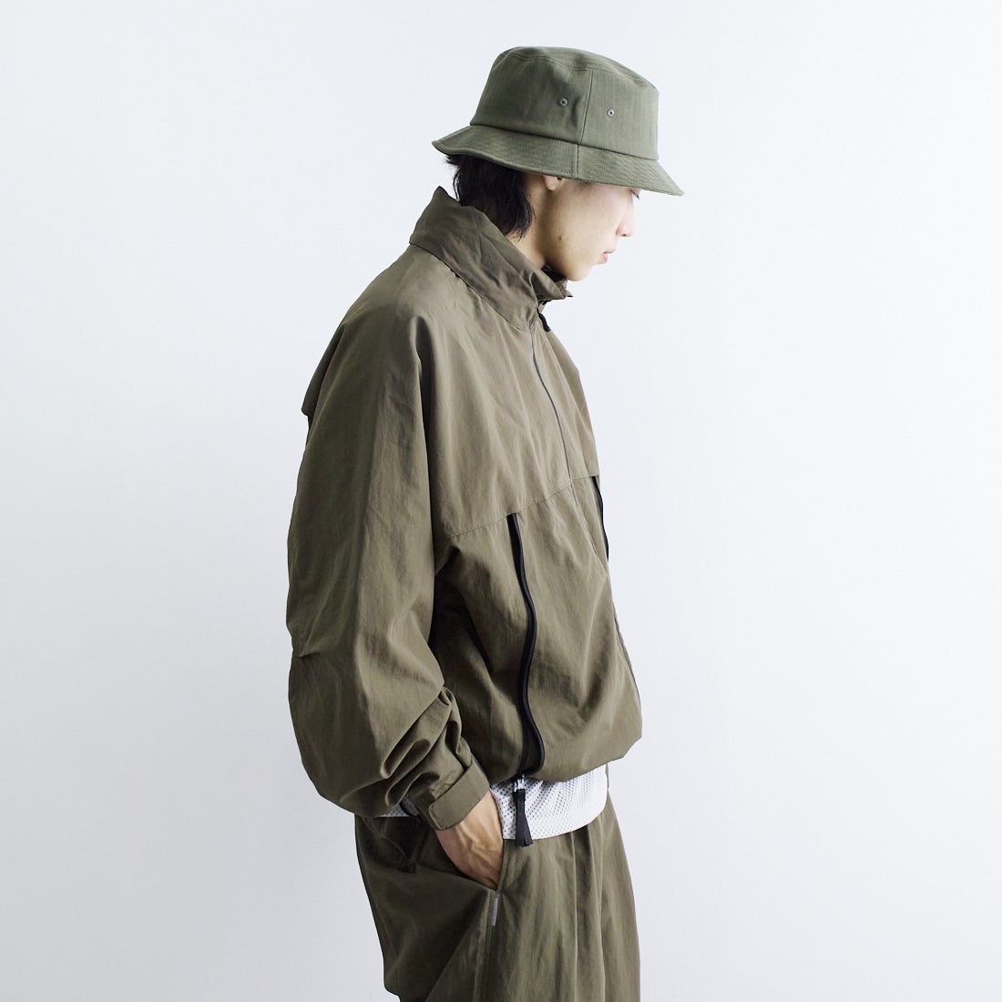 +phenix [プラスフェニックス] 別注 LEVEL7 ライトナイロンジャケット [POO-25023IN-JF] OLIVE &&モデル身長：179cm 着用サイズ：L&&