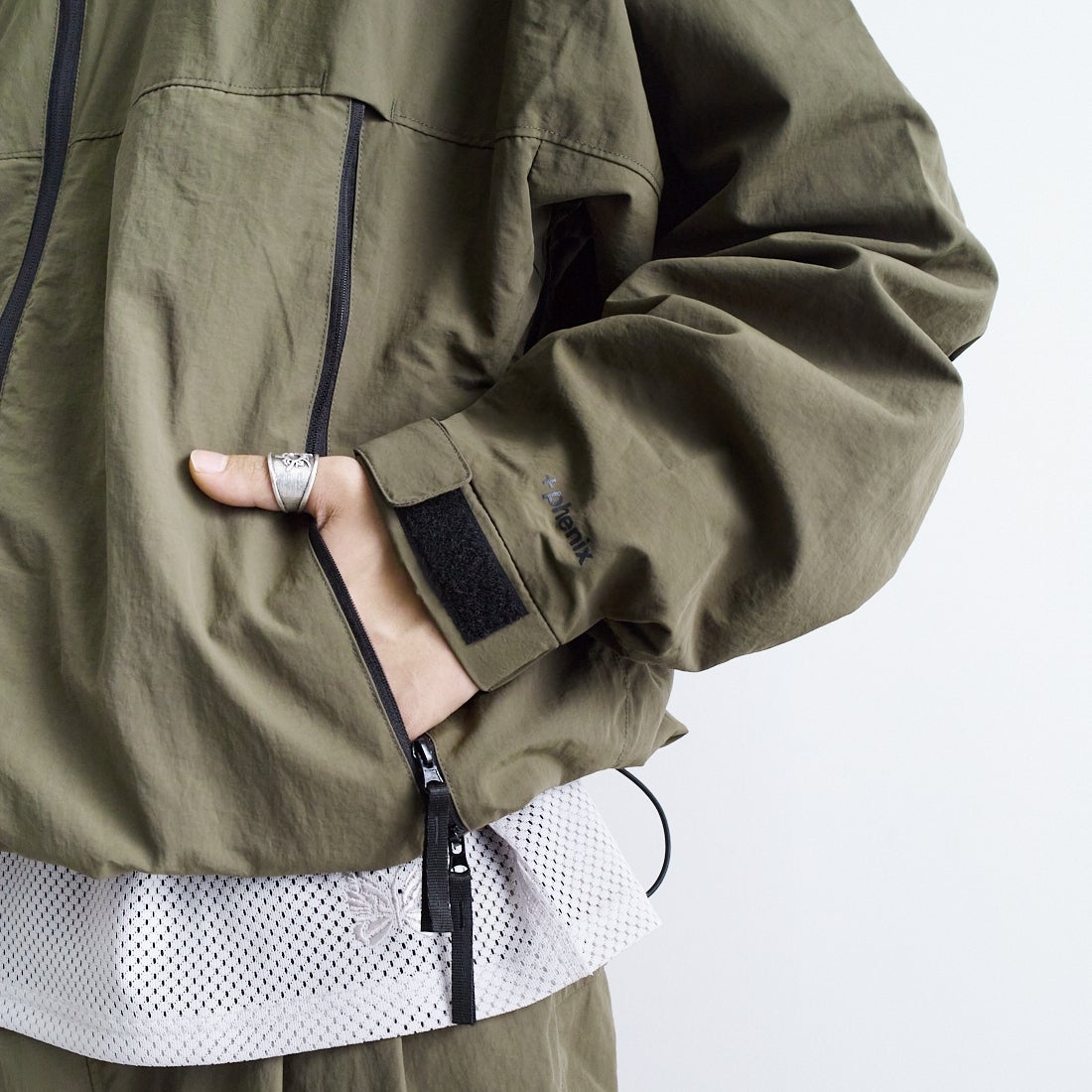 +phenix [プラスフェニックス] 別注 LEVEL7 ライトナイロンジャケット [POO-25023IN-JF] OLIVE &&モデル身長：179cm 着用サイズ：L&&