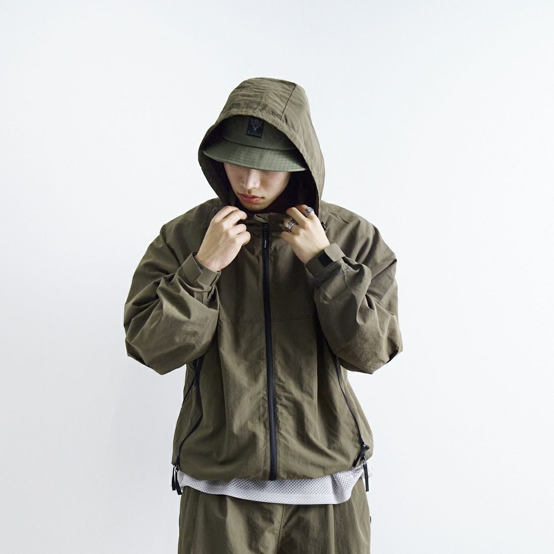 +phenix [プラスフェニックス] 別注 LEVEL7 ライトナイロンジャケット [POO-25023IN-JF] OLIVE &&モデル身長：179cm 着用サイズ：L&&