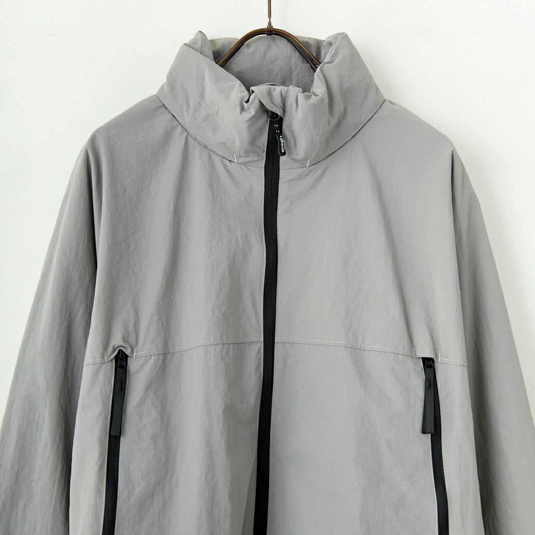 +phenix [プラスフェニックス] 別注 LEVEL7 ライトナイロンジャケット [POO-25023IN-JF] GRAY