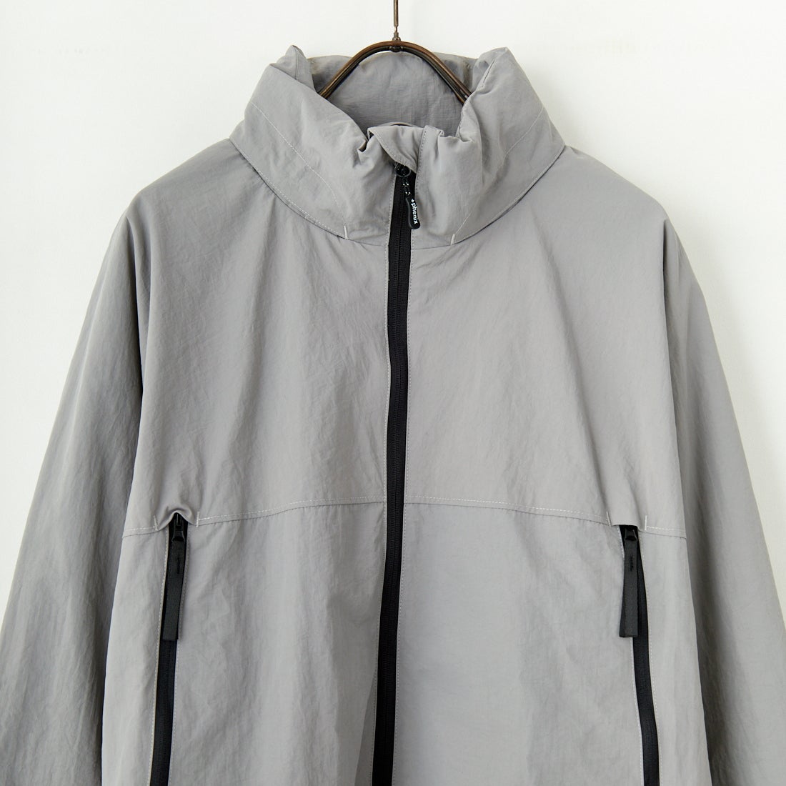 +phenix [プラスフェニックス] 別注 LEVEL7 ライトナイロンジャケット [POO-25023IN-JF] GRAY