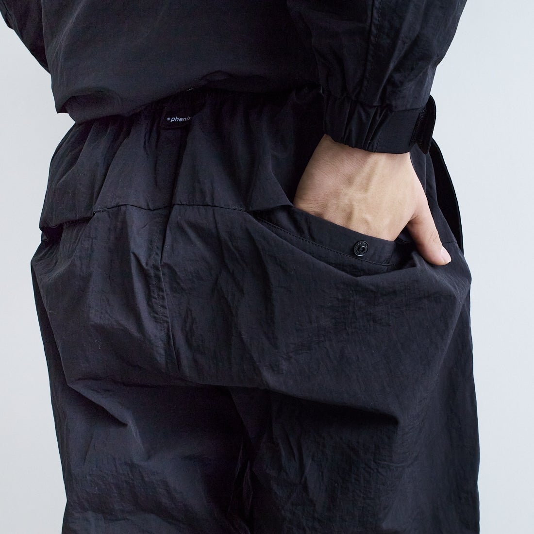 +phenix [プラスフェニックス] 別注 2WAY ナイロンタッサーコンバーチブルパンツ [POB-25007IN-JF] BLACK &&モデル身長：179cm 着用サイズ：L&&