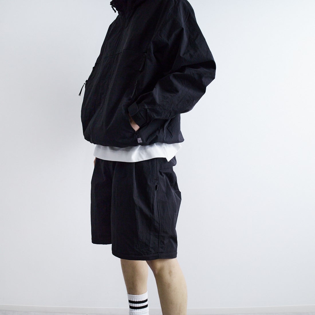 +phenix [プラスフェニックス] 別注 2WAY ナイロンタッサーコンバーチブルパンツ [POB-25007IN-JF] BLACK &&モデル身長：179cm 着用サイズ：L&&