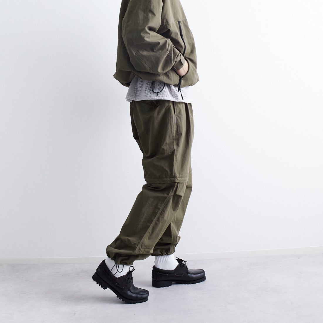 +phenix [プラスフェニックス] 別注 2WAY ナイロンタッサーコンバーチブルパンツ [POB-25007IN-JF] OLIVE &&モデル身長：179cm 着用サイズ：L&&