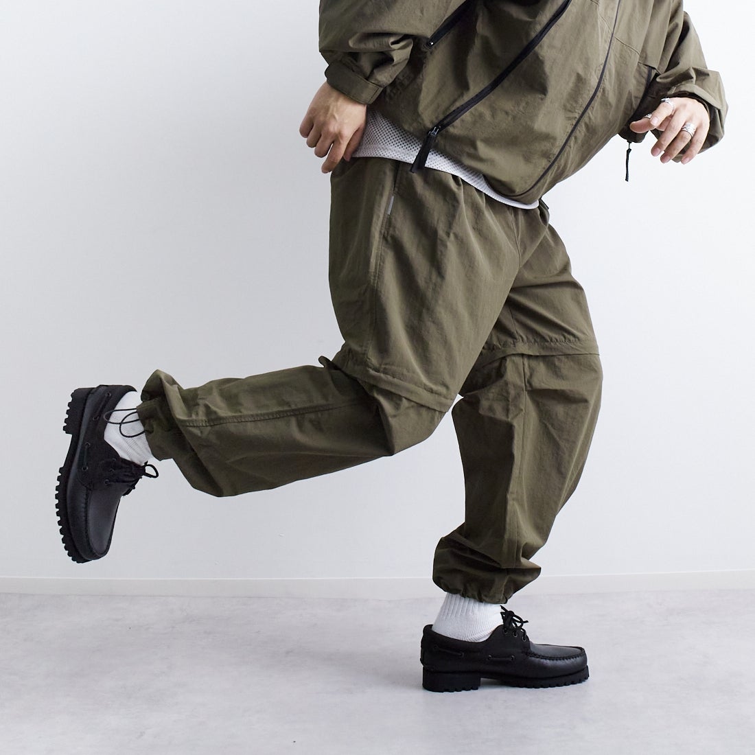 +phenix [プラスフェニックス] 別注 2WAY ナイロンタッサーコンバーチブルパンツ [POB-25007IN-JF] OLIVE &&モデル身長：179cm 着用サイズ：L&&