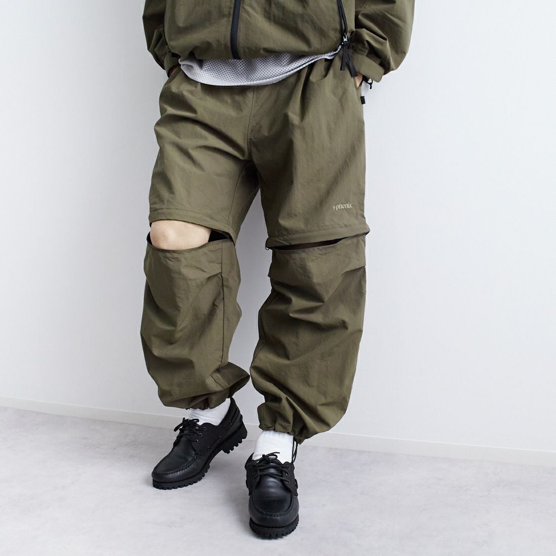 +phenix [プラスフェニックス] 別注 2WAY ナイロンタッサーコンバーチブルパンツ [POB-25007IN-JF] OLIVE &&モデル身長：179cm 着用サイズ：L&&