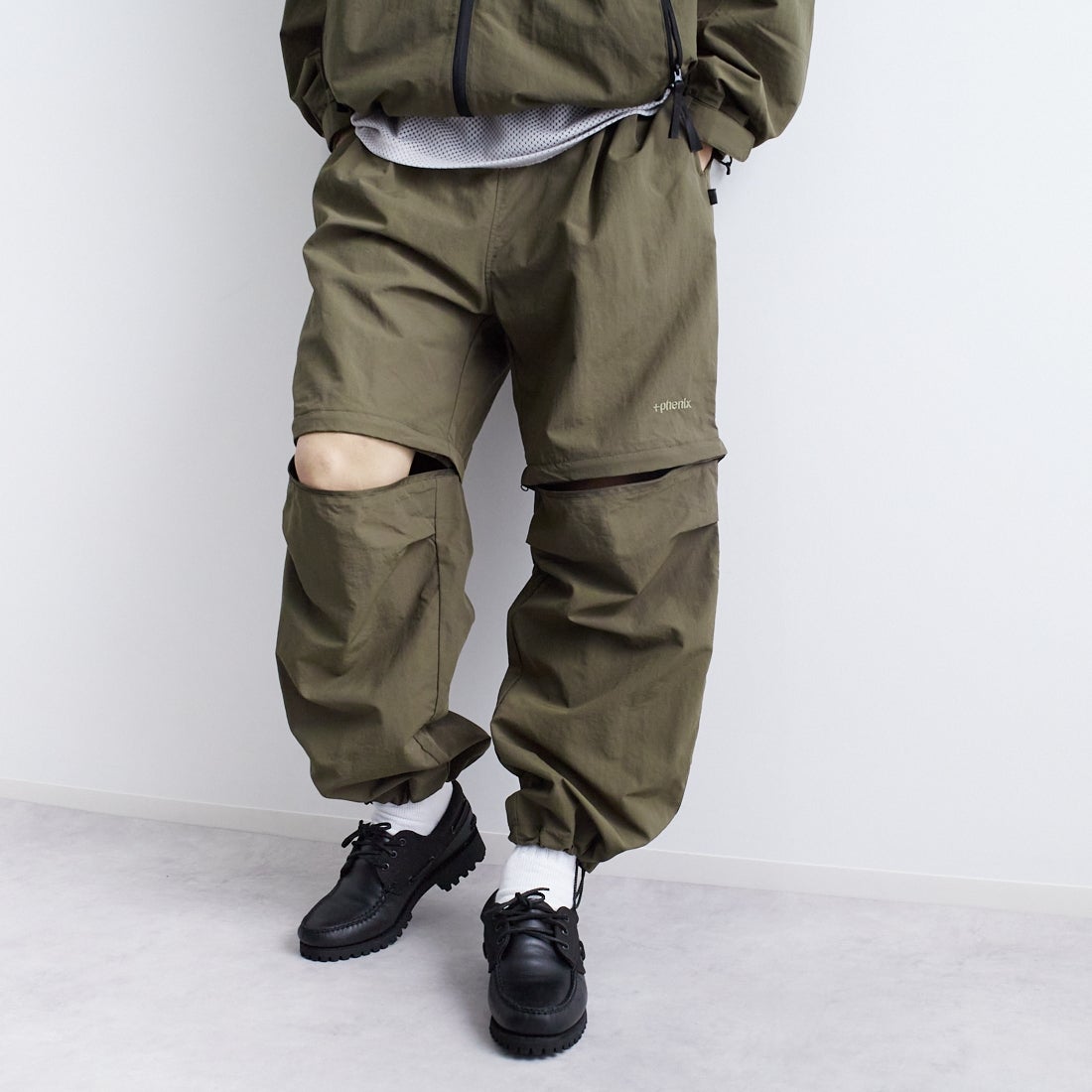 +phenix [プラスフェニックス] 別注 2WAY ナイロンタッサーコンバーチブルパンツ [POB-25007IN-JF] OLIVE &&モデル身長：179cm 着用サイズ：L&&