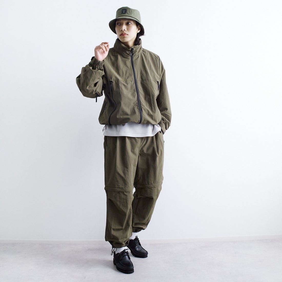 +phenix [プラスフェニックス] 別注 2WAY ナイロンタッサーコンバーチブルパンツ [POB-25007IN-JF] OLIVE &&モデル身長：179cm 着用サイズ：L&&
