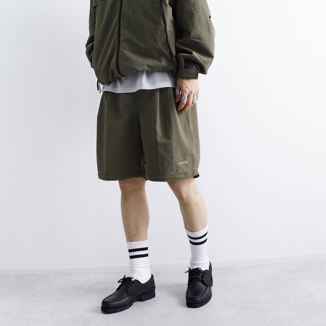 +phenix [プラスフェニックス] 別注 2WAY ナイロンタッサーコンバーチブルパンツ [POB-25007IN-JF] OLIVE &&モデル身長：179cm 着用サイズ：L&&