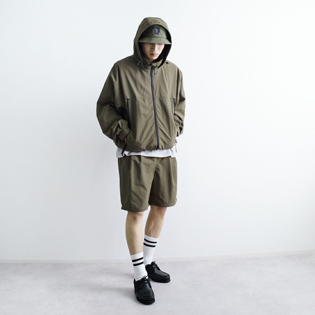 +phenix [プラスフェニックス] 別注 2WAY ナイロンタッサーコンバーチブルパンツ [POB-25007IN-JF] OLIVE &&モデル身長：179cm 着用サイズ：L&&