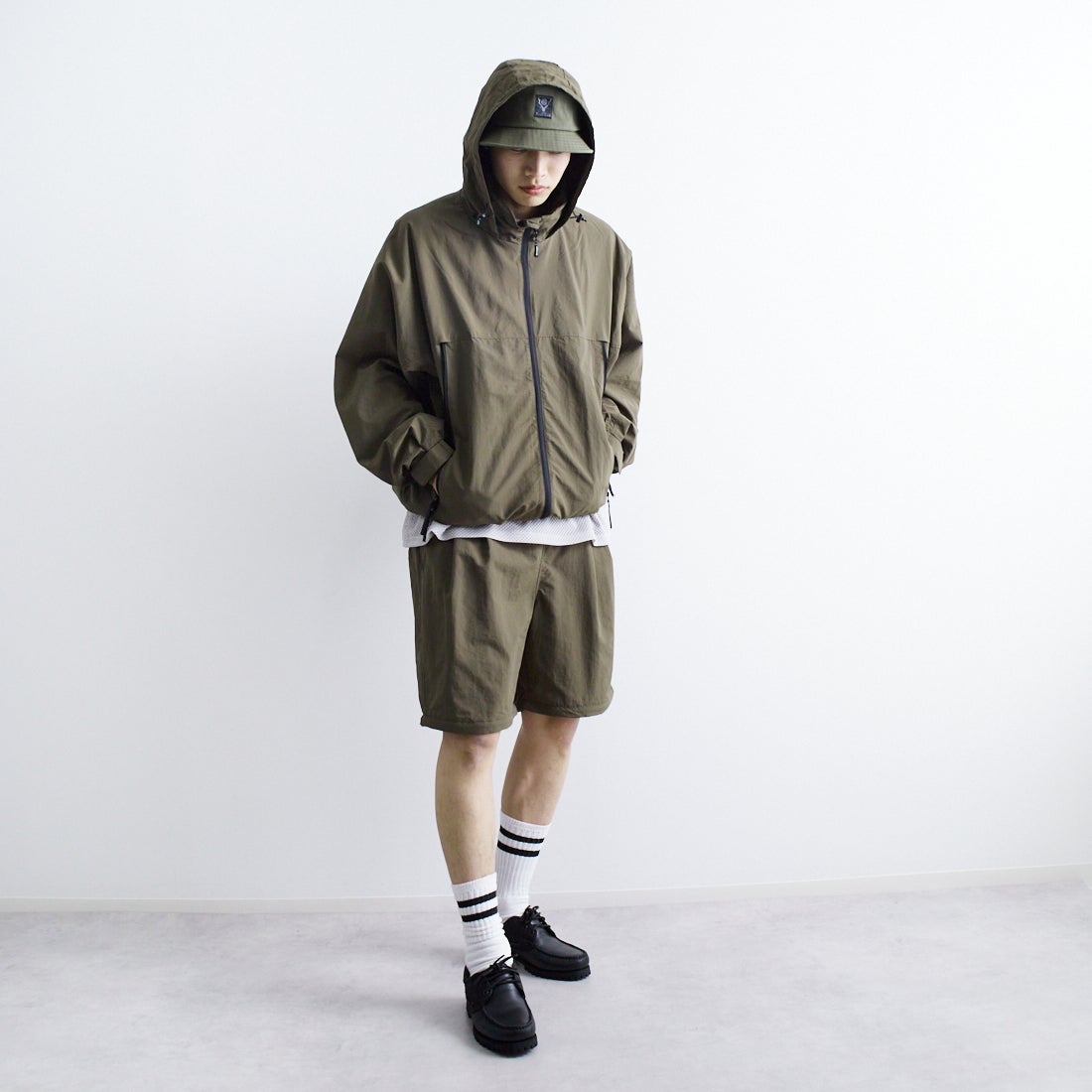 +phenix [プラスフェニックス] 別注 2WAY ナイロンタッサーコンバーチブルパンツ [POB-25007IN-JF] OLIVE &&モデル身長：179cm 着用サイズ：L&&