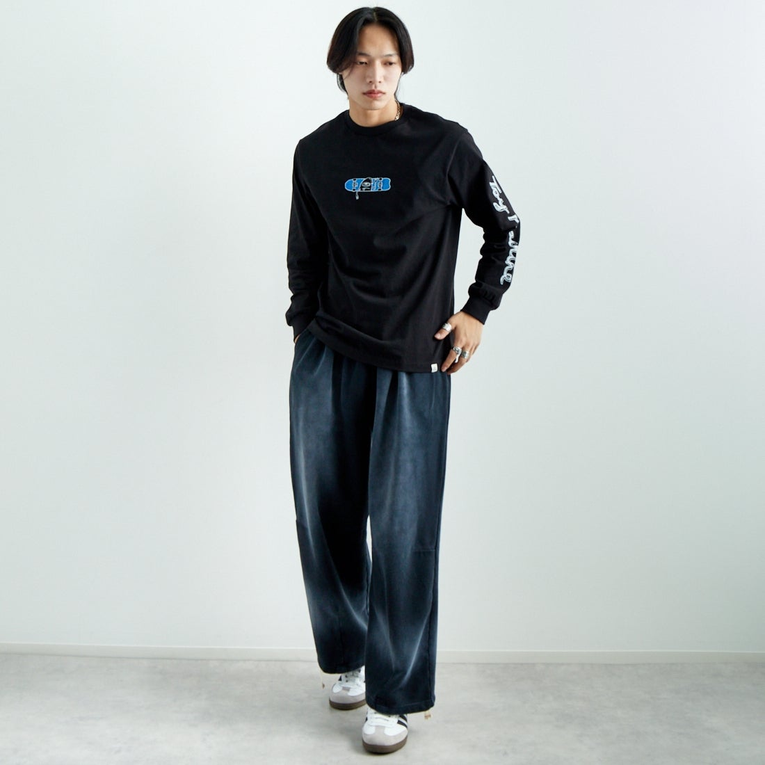 toy machine [トイマシーン] ハローセクト ロングスリーブTシャツ [TMPFLT4] BLACK &&モデル身長：179cm 着用サイズ：M&&