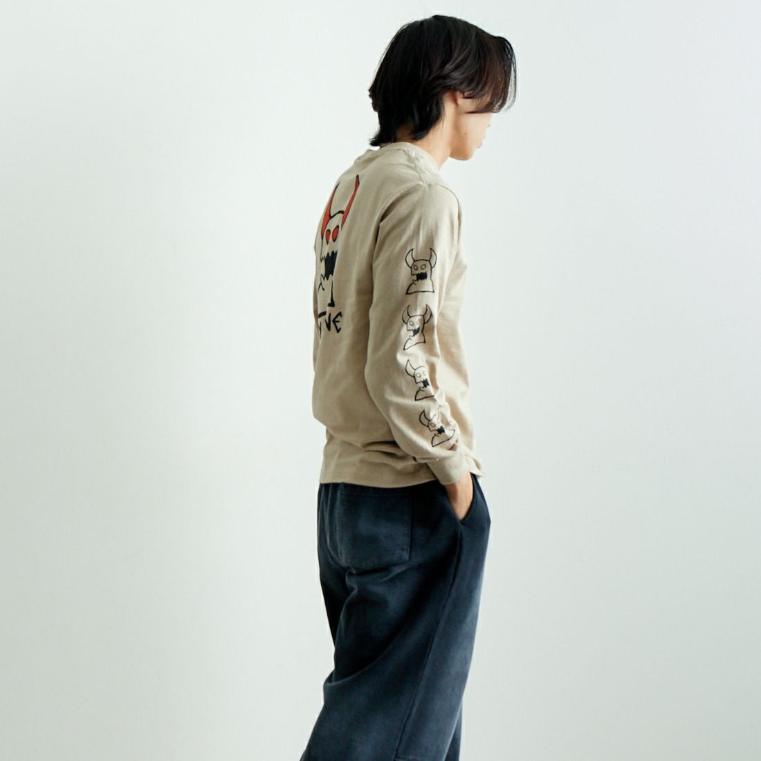 toy machine [トイマシーン] スケッチーモンスター ロングスリーブTシャツ [TMPFLT5] SAND &&モデル身長：179cm 着用サイズ：M&&