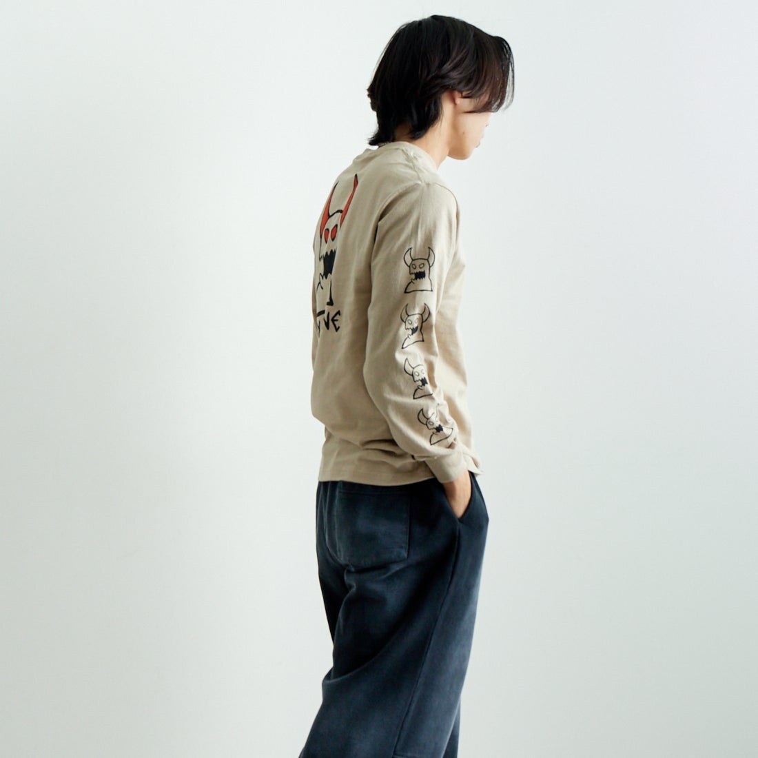 toy machine [トイマシーン] スケッチーモンスター ロングスリーブTシャツ [TMPFLT5] SAND &&モデル身長：179cm 着用サイズ：M&&