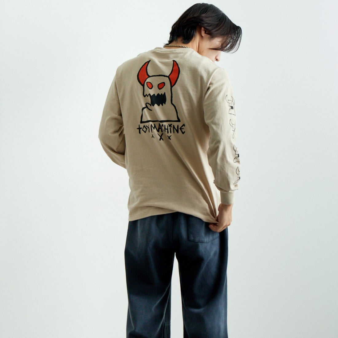 toy machine [トイマシーン] スケッチーモンスター ロングスリーブTシャツ [TMPFLT5] SAND &&モデル身長：179cm 着用サイズ：M&&