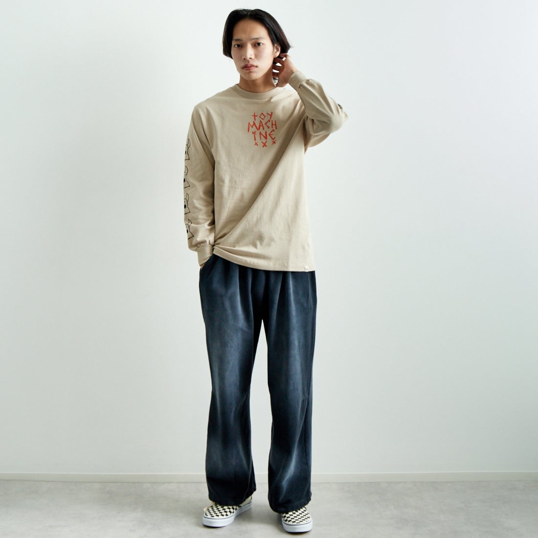 toy machine [トイマシーン] スケッチーモンスター ロングスリーブTシャツ [TMPFLT5] SAND &&モデル身長：179cm 着用サイズ：M&&