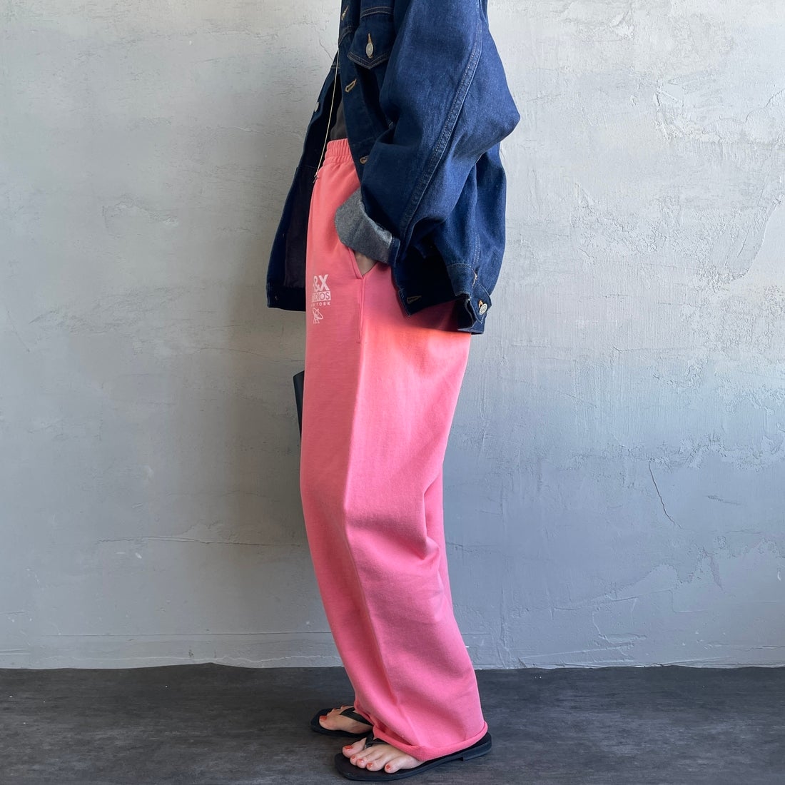 HANDTEX [ハンドテックス] 別注 ワンポイントロゴ ワイドストレートスウェットパンツ [HT1-PT-IN5-JF] ﾋﾟﾝｸ &&モデル身長：158cm 着用サイズ：F&&