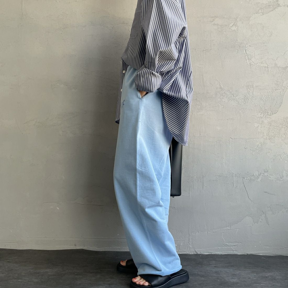 HANDTEX [ハンドテックス] 別注 ワンポイントロゴ ワイドストレートスウェットパンツ [HT1-PT-IN5-JF] ｻｯｸｽ &&モデル身長：158cm 着用サイズ：F&&